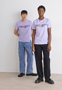 Carlo Colucci PRIDE UNISEX - Apdrukāts T-krekls - lilac