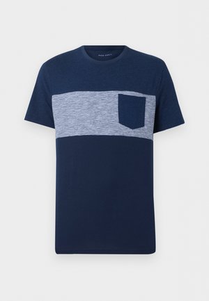 Marineblaues Herren-T-Shirt mit kurzen Ärmeln, einem hellblau-weiß horizontal gestreiften Brustband und einer einfarbigen marineblauen Brusttasche.
