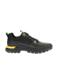 Zapatilla deportiva negra con material de malla y goma, con un acento amarillo en la suela. Sistema de cordones cerrado, suela con agarre texturizado.