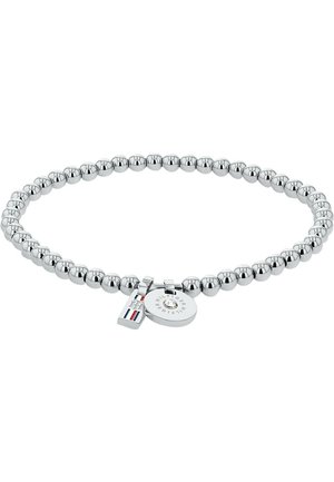 Bracelet en perles argentées avec deux petits charms, un rond gravé de texte et un rectangulaire aux couleurs rayées.
