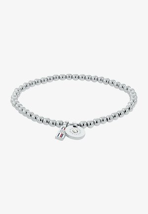 Zilveren kralenarmband met twee kleine bedels, één ronde met gegraveerde tekst en één rechthoekige met gestreepte kleuren.