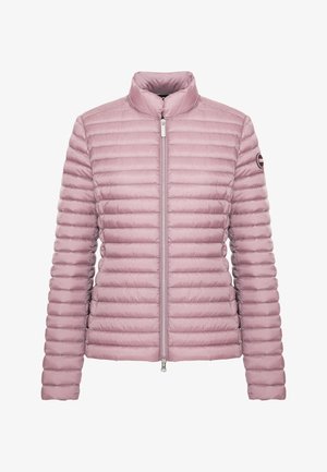 Jasnoróżowa pikowana kurtka z poziomym przeszyciem, stojącym kołnierzem, pełnym zamkiem błyskawicznym z przodu oraz okrągłą naszywką z logo na lewym rękawie.