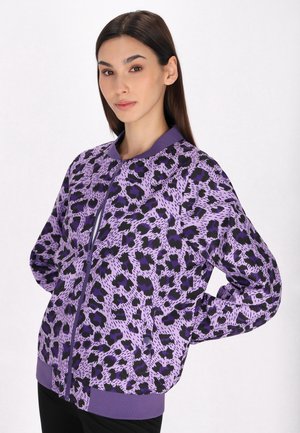 Jachetă bomber purpurie cu un design din imprimeu animalic negru, cu fermoar în față, mansete și tiv din tricot, având o croială lejeră. Confectionată dintr-un material neted.
