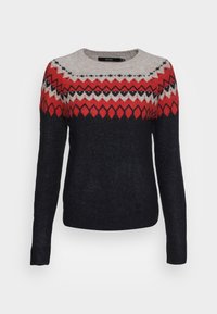 Pyöreäkauluksinen neulepaita tummansinisenä, jossa punainen ja harmaa geometrinen kuvio yläosassa, pitkät hihat ja resorireunus helman kohdalla.