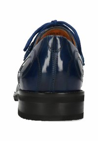 Scarpa da uomo in pelle verniciata blu con punta tonda, lacci a contrasto e finitura liscia. Presenta una suola nera durevole e dettagli cuciti.