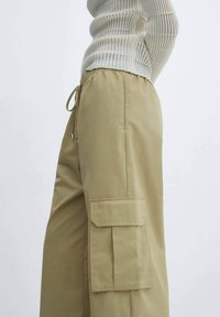 Mango TORTELLO - Hlačami s stranskimi žepi - beige