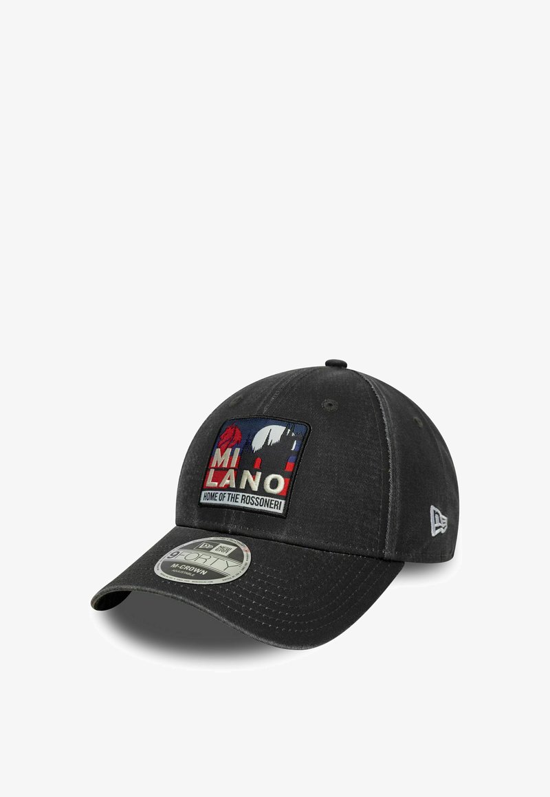 Schwarze Baseballmütze mit strukturiertem Design, ausgestattet mit einem Patch, auf dem "MILANO" mit gestickten Akzenten steht, und einem gebogenen Schirm.