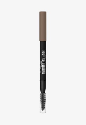 Maybelline Tattoo Brow Stift mit einem braunen Deckel, schwarzem Gehäuse und klarer Bürstenspitze mit feinen Borsten zur Formgebung. Enthält Markendetails.
