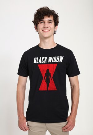 Czarny t-shirt z napisem "BLACK WIDOW" w białym kolorze, z czerwonym logo w kształcie klepsydry oraz czarną sylwetką trzymającą broń na środku.