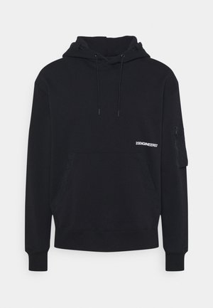 Sudadera negra de tela suave, con un bolsillo tipo canguro, capucha ajustable con cordón y un bolsillo de parche en la manga izquierda.