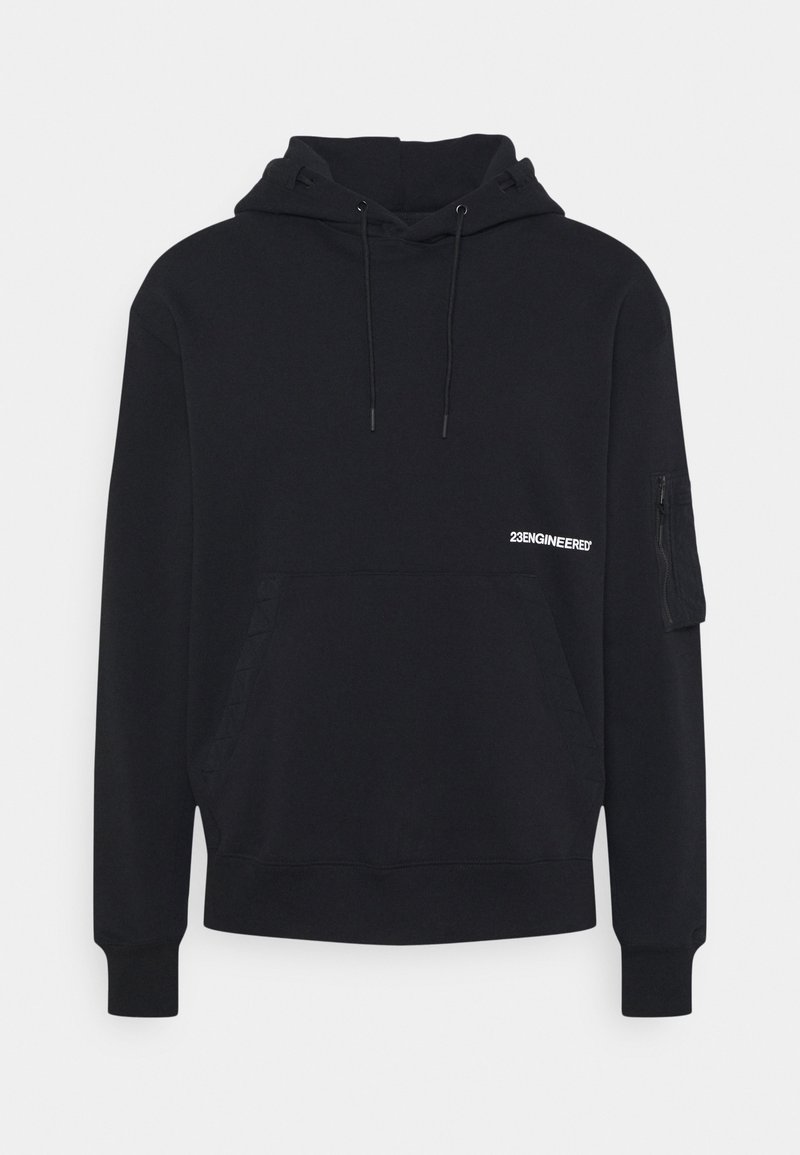 Svart hoodie i mjukt tyg, med en känguruficka, justerbar dragsko i huvan, samt en ficka med patch på vänster ärm.