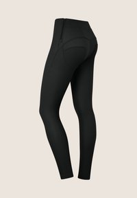 Musta legginsit joustavasta kankaasta, joissa on korkea vyötärönauha, sivuvetoketju ja kaarevat sauma-yksityiskohdat takataskuissa.