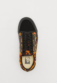 Sneaker in suede nero e tela decorata con accenti arancioni, neri e rossi, lacci neri e cuciture bianche sui lati.