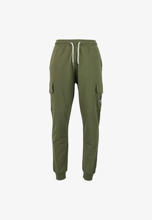 Olijfgroene cargobroek met twee zijzakken, een elastische tailleband met trekkoord en ribgebreide enkels. Met een logo patch op de bovenbeen.