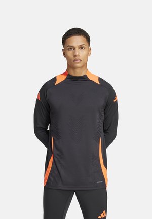Zwart sportief longsleeve shirt met oranje accenten en een gestructureerd patroon. Voorzien van een ronde hals en een aansluitend ontwerp, gemaakt van vochtafvoerende materialen.