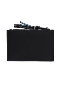 Cartera negra con cremallera y superficie texturada, que cuenta con una correa para la muñeca de marca en azul y negro. Diseño rectangular compacto con líneas limpias.