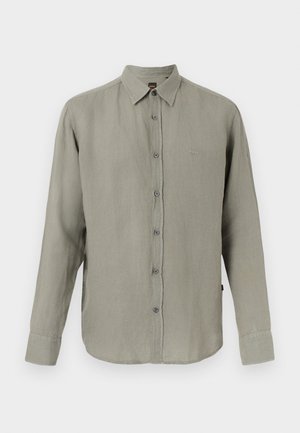 Férfi hosszú ujjú, gombos ing világos olívazöld színben, klasszikus gallérral és finom "BOSS" logóval a bal mellrészen.