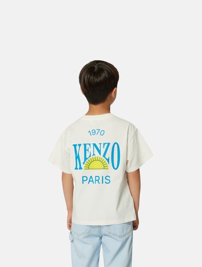 Witte T-shirt met korte mouwen met blauwe en gele grafische tekst "KENZO 1970 PARIJS" en een zonontwerp op de achterkant. Casual pasvorm, zacht katoenen materiaal.