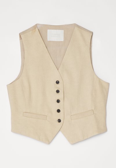 Beige linnen vest met een V-hals, vijf knopen aan de voorkant en twee zijzakken. Zachte textuur met minimale stikdetails.