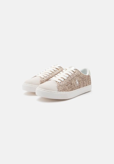 Χαμηλά sneakers με πλευρές σε ροζ χρυσό με γκλίτερ, λευκές καουτσούκ σόλες, λευκά κορδόνια και μικρό λευκό λογότυπο στην εξωτερική πλευρά.