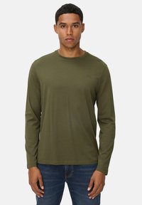 Olijfgroene T-shirt met lange mouwen, ronde hals en slim fit; zacht stof met subtiele glans; heeft een klein logo op de borst.