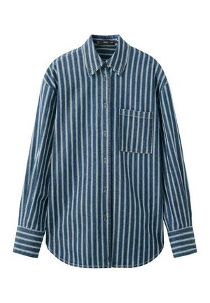 Cămașă albastră cu mâneci lungi, cu nasturi, cu dungi verticale albe și buzunar la piept pe partea stângă.