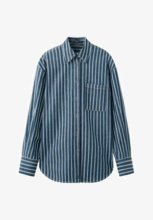 Modrá košeľa s dlhým rukávom na gombíky, biele vertikálne pruhy a náprsné vrecko na ľavej strane.