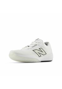 Zapatilla deportiva blanca con parte superior de malla texturizada, un prominente logo 'N' negro y una suela semitranslúcida con un patrón de tacón.