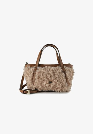 Tasche aus hellbraunem Leder mit einem flauschigen, lockigen beigen Textur. Verfügt über doppelte Griffe, einen abnehmbaren Riemen und metallische Hardware-Akzentuierungen.