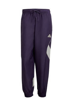 Violetti urheiluhousut, joissa on joustava vyötärö ja hihnat, valkoiset paneelit ja Adidas-logo sivulla. Valmistettu kevyestä kankaasta.