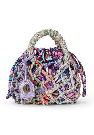 Sac à main en tissu coloré avec imprimé abstrait, enveloppé dans un filet de perles noué, poignée enveloppée et petite étiquette violette avec un emblème métallique.