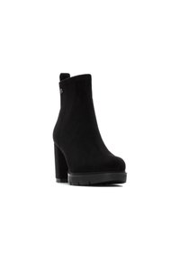Botas negras hasta el tobillo hechas de suave ante, con un alto tacón cuadrado, una silueta suave y un diseño minimalista.