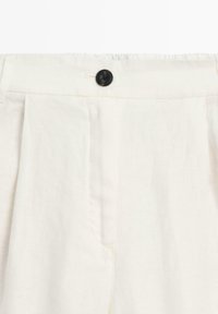 Bílé lněné kalhoty s záhyby vpředu, s černým zapínáním na knoflík a elastickým pasem pro pohodlí.