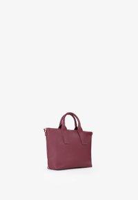 Bolso tote de cuero malva con asas planas en contraste, forma rectangular, textura suave y cierre de cremallera. Adecuado para uso diario.