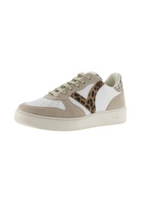 Zapatilla baja beige y blanca con detalle en forma de "V" con estampado de leopardo marrón claro y una lengüeta brillante en el talón sobre una suela blanca.