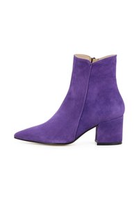 Stivale alla caviglia in suede viola con punta affusolata e tacco a blocco. Presenta una chiusura con zip sul retro, texture liscia e linee pulite.