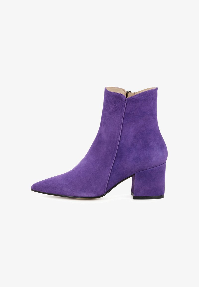 Stivale alla caviglia in suede viola con punta affusolata e tacco a blocco. Presenta una chiusura con zip sul retro, texture liscia e linee pulite.