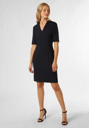 Robe bleu marine, longueur genou avec un décolleté en V, manches courtes et un design ajusté. Présente un tissu lisse avec des coutures minimales.