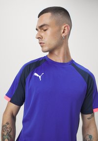 Puma INDIVIDUALLIGA - Sporta krekli - bluemazing