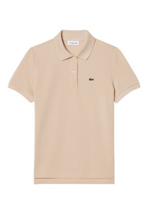 Polo beige à manches courtes avec deux boutons, col classique et petit logo crocodile vert sur la poitrine gauche.