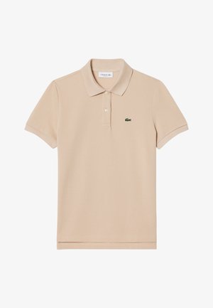 Polo beige a maniche corte con due bottoni, colletto classico e piccolo logo verde a forma di coccodrillo sul petto sinistro.