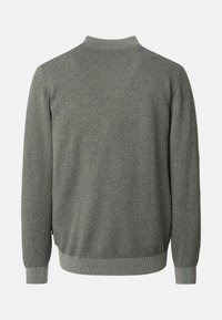 Grå stickad tröja med ett mönster av textur, ribbad krage, ärmar och nederkant. Har en enkel, rundad halsringning och långa ärmar.