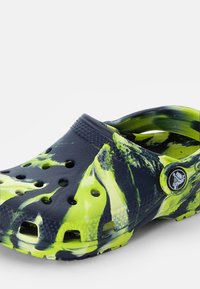 Crocs CLASSMARBLECG - Ciabatte da mare - navy/multi