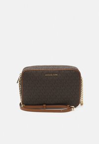 Hnědá syntetická crossbody kabelka se zlatými detaily, obsahující řetízkový popruh a vyražené logo na vzorovaném povrchu.