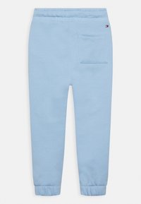 Lyseblå sweatpants lavet af blødt stof, med ribbet talje, manchetter ved anklerne og en baglomme.