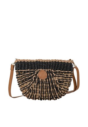 Bolso tejido de forma redonda, con una mezcla de texturas beige y negra, una parte superior trenzada y una correa para el hombro de cuero marrón.