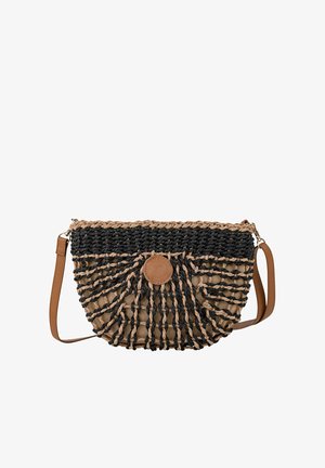 Bolso tejido de forma redonda, con una mezcla de texturas beige y negra, una parte superior trenzada y una correa para el hombro de cuero marrón.