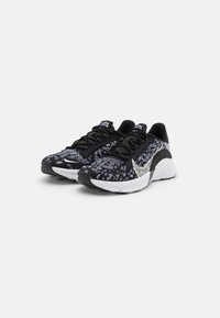 Nike Performance W NIKE SUPERREP GO 3 FLYKNIT - Sapatilha de treino - black/metallic silver/white