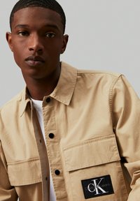 Calvin Klein Jeans CARGO OVERSHIRT - Skjorter - travertine