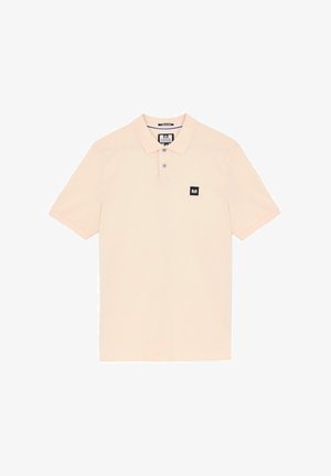 Polo shirt pêche clair, fabriqué en coton avec une texture douce. Il présente un col classique, trois boutons et un petit logo noir sur la poitrine.